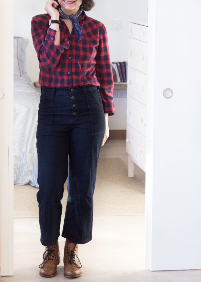 Jeans selbstnähen - 70er Jahre Jeans Schnittmuster Lander Pants von True Bias kombiniert mit rot blau karierter Flanellbluse - Tweed & Greet