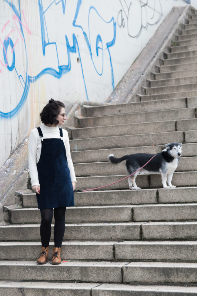 Outfit Latzkleid aus Samt mit weißem Rolli kombiniert - Tweed & Greet