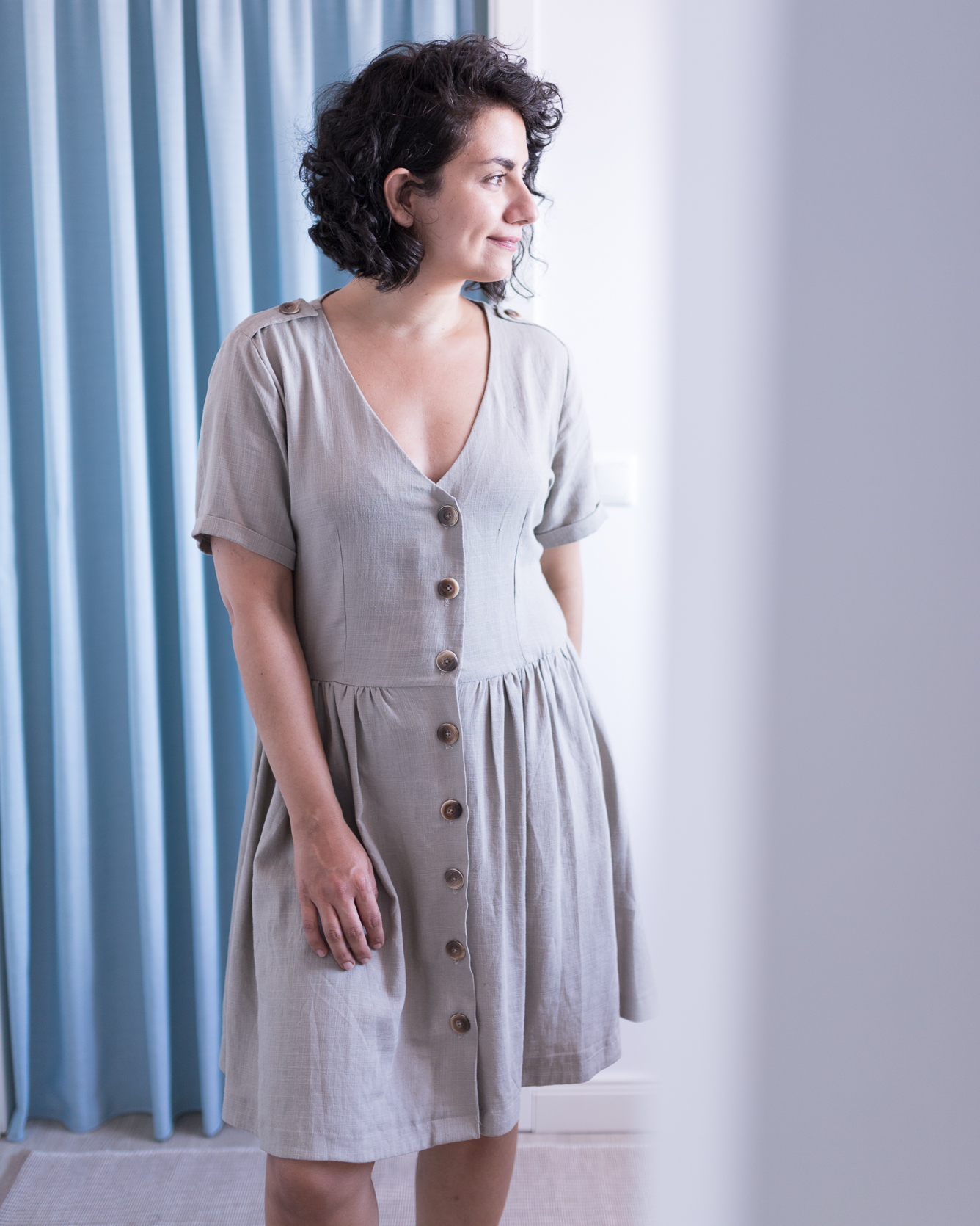 Schnittmuster Kleid Paris von Schnittliebe genäht aus naturfarbenem Viskoseleinen