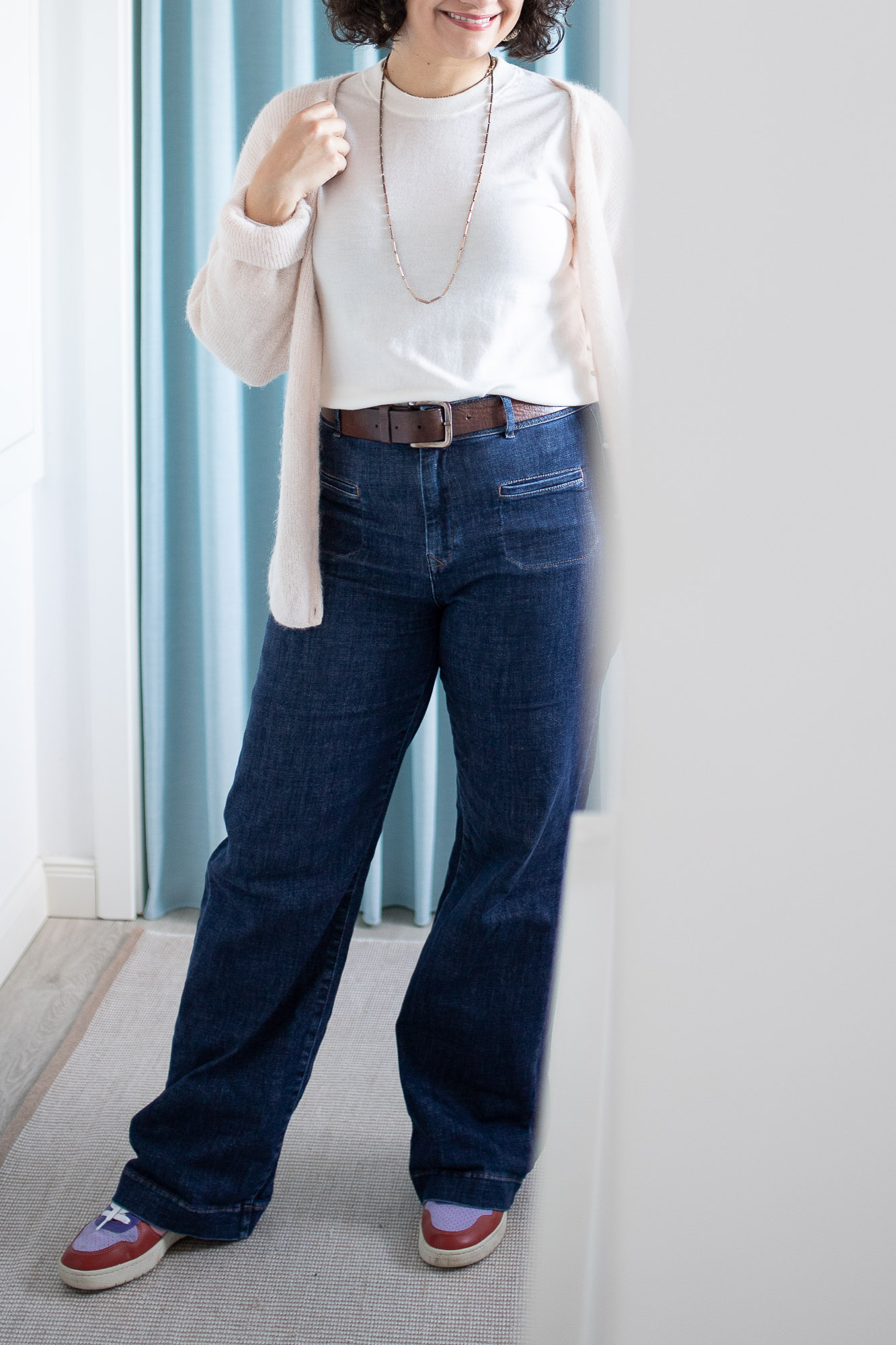 Flared Jeans Outfits - Die DEW Flared Jeans von Dawn Denim mit kuscheligem Cardigan gestylt