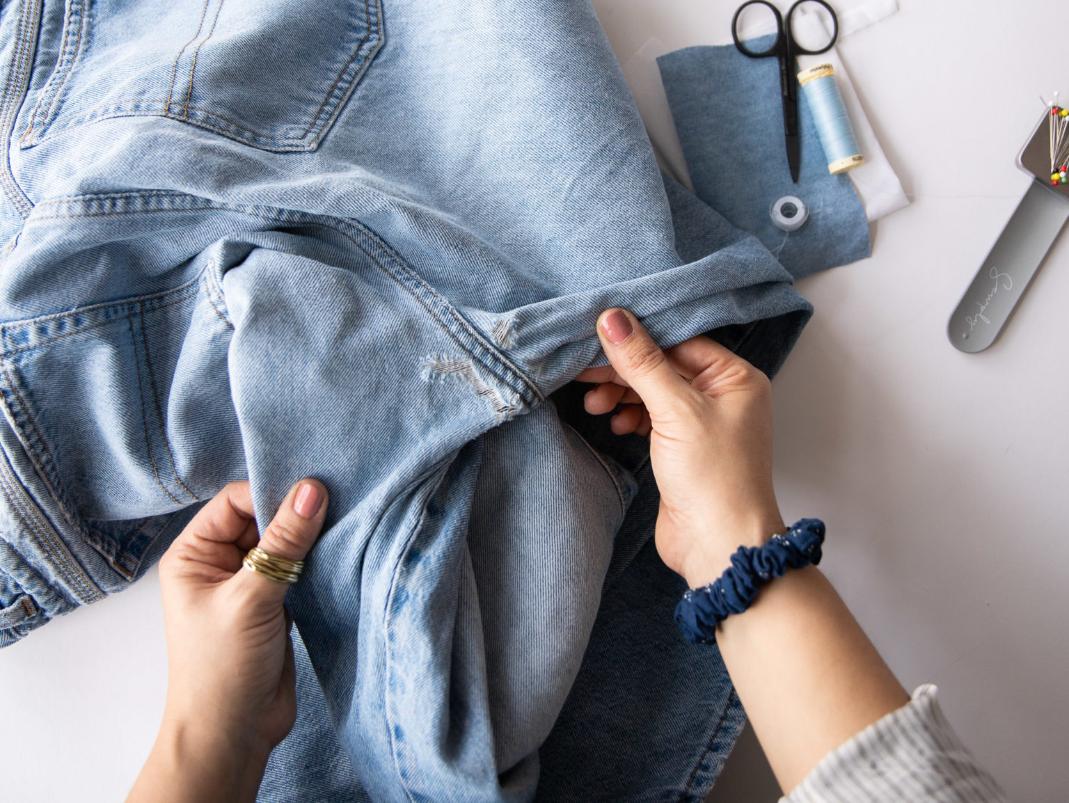 Jeans Zwischen Den Beinen Reparieren Ohne Nähmaschine Kaputte Jeans im Schritt reparieren - Tweed & Greet